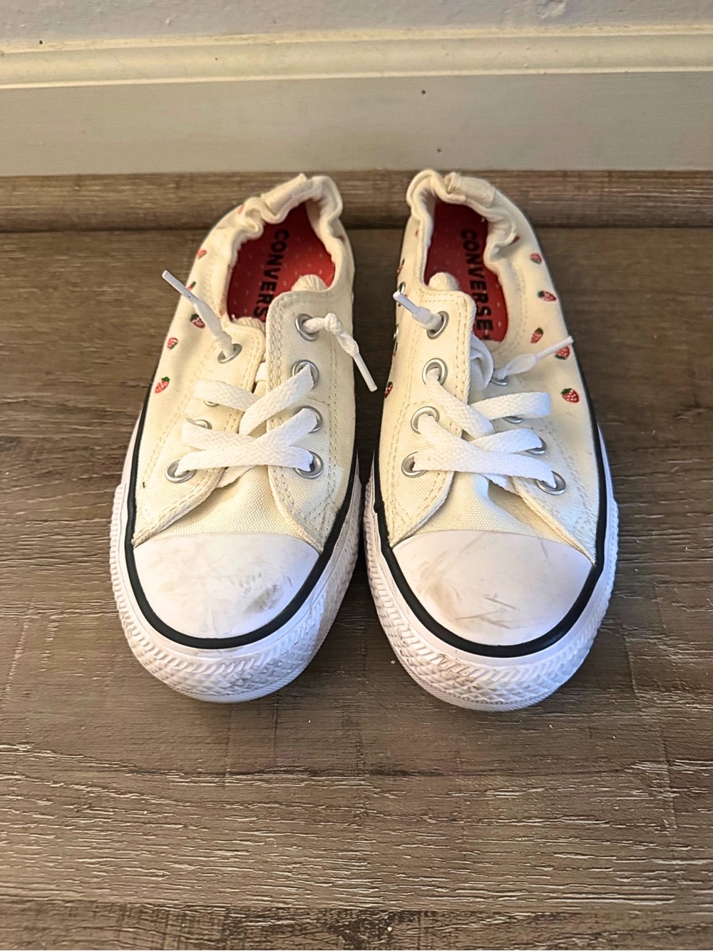 Chuck Taylor Shoreline Slip On Strawberry Print Sneakers - W8